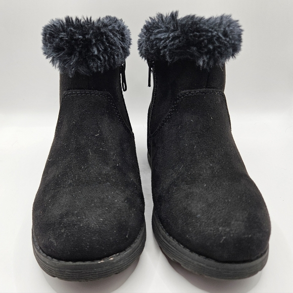 Cat & Jack, black, faux-fur lined, zip-up boots. Size 9 - Picture 2 of 10
